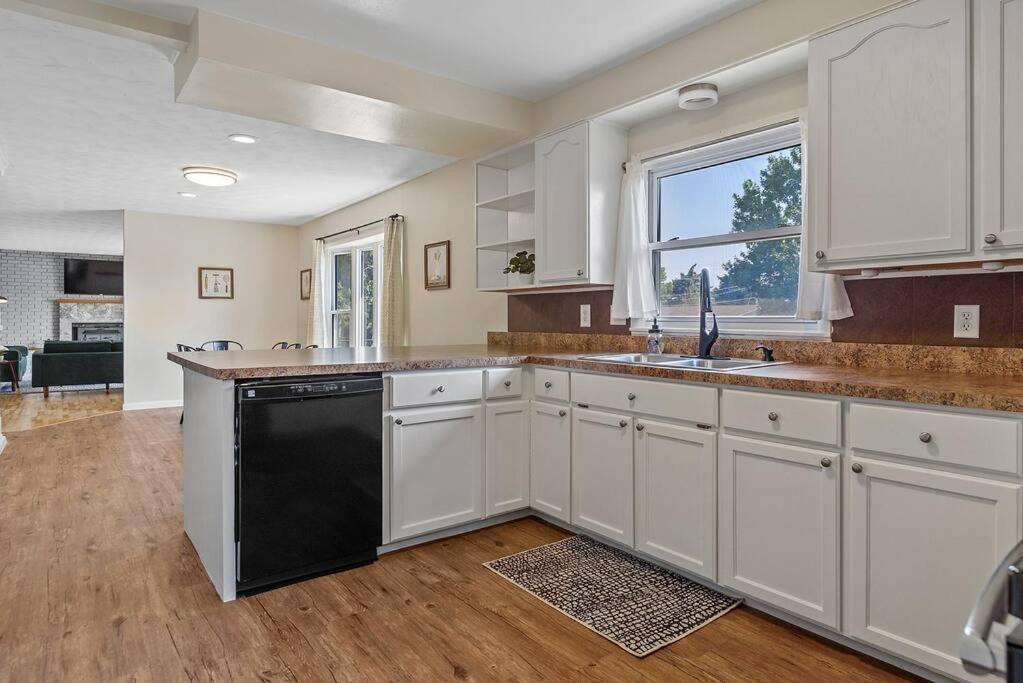 Roomy 5 Bed 3 Bath Fire Place Large Outdoor Space Rapid City Εξωτερικό φωτογραφία